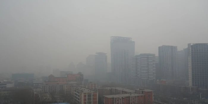 Pequim coberta pela poluição em 2014. Créditos: Kentaro IEMOTO/Creative Commons.