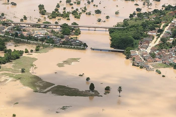 Sobrevoo em áreas atingidas por enchentes no Estado da Bahia em 12 de dezembro de 2021. Créditos: Isac Nóbrega/PR/Wikimedia Commons CC 2.0